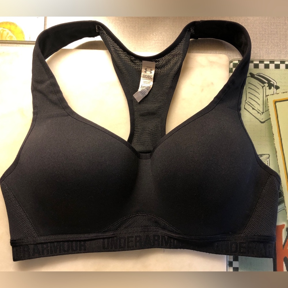 Under Armour Women's Black Medium-Impact Sports Bra
Size 32C
EUC